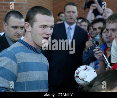 Wayne Rooney signiert Autogramme vor Old Trafford, nachdem Manchester United die Unterzeichnung des England-Stürters aus Everton abgeschlossen hatte. Der 18-Jährige ist jetzt als United-Spieler registriert, nachdem er heute einen Arzt beim Club bestanden hat und alle Details endgültig vereinbart wurden. Die Clubs haben heute ``Grundgeständ'' erreicht, und der Deal wurde viereinhalb Stunden vor Schließung des Transferfensters abgeschlossen. Stockfoto